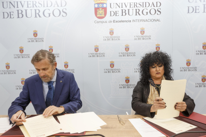 El rector de la UBU, Manuel Pérez Mateos y Ana Caro, vocal de la junta directiva de la Asociación de Mujeres en el Sector Público. SANTI OTERO