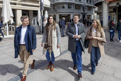 Paseo por la Plaza Mayor de Fernández Mañueco, Cristina Ayala y los concejales del PP César Barriada y Andrea Ballesteros. SANTI OTERO