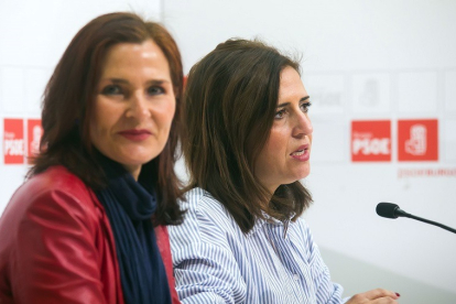 Esther Peña (derecha) junto a María Luz Martínez Seijo. TOMÁS ALONSO