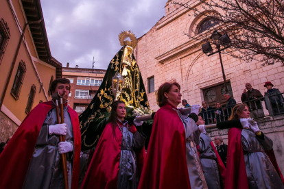 La procesión de la Virgen de los Dolores y Rosario Penitencial salió de la parroquia de San Pedro de la Fuente. FOTOS: © ECB / TOMÁS ALONSO