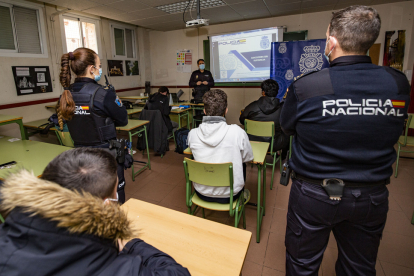 Imagen de archivo de charlas de la Policía Nacional en un centro escolar. ECB