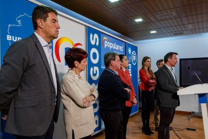 El presidente del PP, Borja Suárez, arropado por los ediles del Ayuntamiento de Burgos salvo Jorge Berzosa tras la salida de Carolina Blasco. SANTI OTERO
