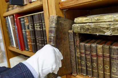La Institución Fernán González posee una importante biblioteca con ejemplares de diversas épocas. SANTI OTERO