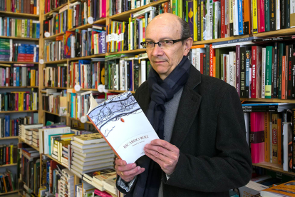 El escritor burgalés Ricardo Ruiz, con un ejemplar de su último poemario. TOMÁS ALONSO