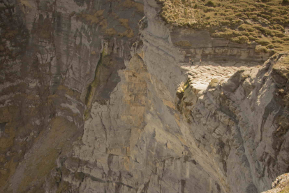 El Salto del Nervión es un lugar espectacular para visitar, incluso si el río tiene poca agua. Con una altura de más de 220 metros, es la cascada más alta de España y ofrece vistas impresionantes de la naturaleza. FOTO: © Daniel López García
