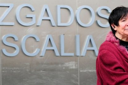 Mauricia Ibáñez, la burgalesa que dio a luz con 64 años, a las puertas de los juzgados de Burgos. ISRAEL L. MURILLO