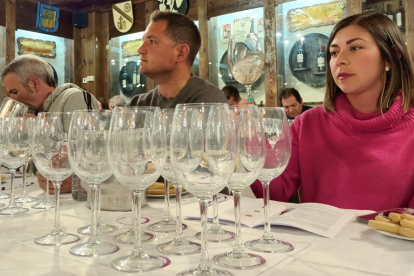 Socia de enoduero catando los vinos blancos de Ribera