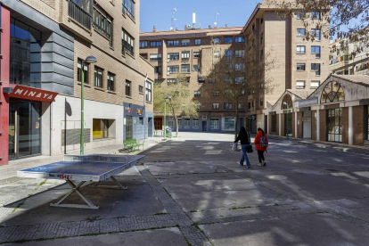 Dos personas caminan por la plaza Vadillos, en la capital burgalesa, un espacio privado de uso público. SANTI OTERO