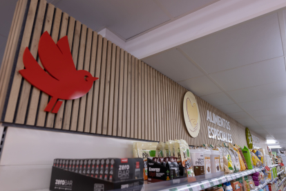 Imagen del nuevo aspecto de los supermercados que Alcampo a adquirido a Día.