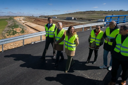La consejera de Movilidad, María González, visita las obras del ramal ferroviario que conectará el puerto seco de Villafría con la fábrica de Kronospan. TOMÁS ALONSO