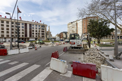 El nuevo carril bici de la avenida Reyes Católicos arreglará la conexión con la plaza de España. SANTI OTERO
