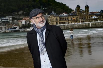 El escritor Fernando Aramburu, en la playa de la Concha de San Sebastián.