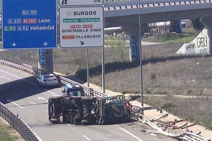 Vuelco de un camión en la circunvalación de Burgos. REDES SOCIALES