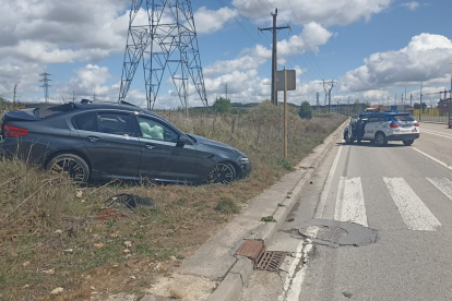 Vehículo accidentado en la avenida Príncipes de Asturias. POLICÍA LOCAL