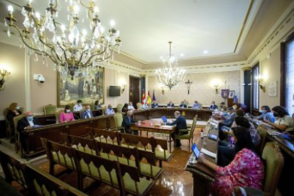 Imagen de archivo de un Pleno de la Diputación. SANTI OTERO