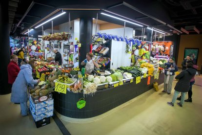Puestos del Mercado de Gamonal, en el G-9, tras la remodelación de las instalaciones.