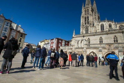 Turistas haciendo cola para entrar en la Catedral de Burgos.