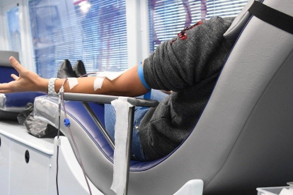 Un joven dona sangre en un punto móvil habilitado en Burgos capital.