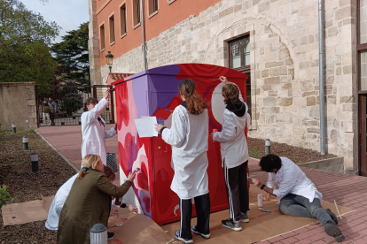 Diez alumnos y dos profesoras participaron en la transformación del primer contenedor de Moda re de Cáritas. TOMÁS ALONSO