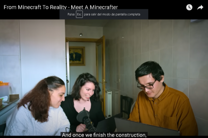 El grupo de Minecrafteate en acción durante el vídeo. De izquierda a derecha: María Fernández, Nora Pulido y Gabriel García.