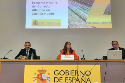 Los representantes del Ministerio de Transportes junto a la delegada del Gobierno en Castilla y León.