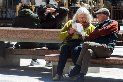 Una pareja de turistas observa un mapa de la ciudad. SANTI OTERO