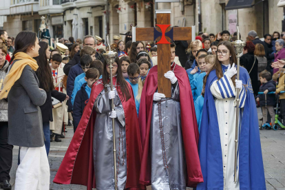 La procesión es abierta a los niños de todas las cofradías de Burgos. Portan la cruz dos integrantes de la Cofradía de la Oración en el Huerto y de Nuestra Señora de los Dolores (granate y gris) y otra cofrade de Nuestra Señora de la Misericordia y de la Esperanza. FOTOS: © ECB / SANTI OTERO