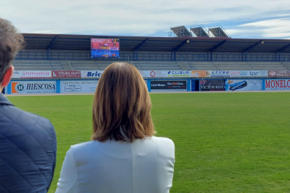 El atleta arandino atiende junto a la alcaldesa al vídeo sobre su trayectoria deportiva que se proyectó en la pantalla gigante del campo de fútbol.