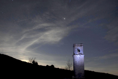 Vista nocturna de la torre de Ochate. ECB