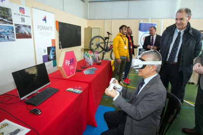El delegado de la Junta, Roberto Sáiz, prueba uno de los elementos de realidad virtual presentes en la feria. TOMÁS ALONSO