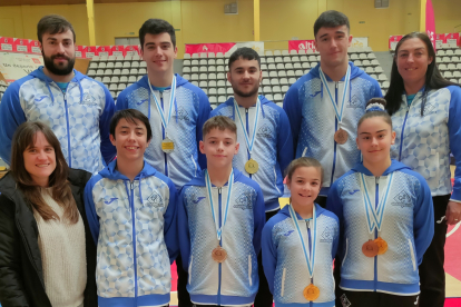 Los gimnastas burgaleses posan con sus medallas en la Copa Galicia. ECB