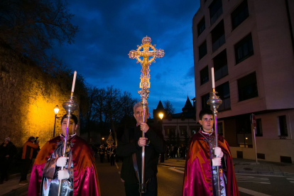 La procesión de la Virgen de los Dolores y Rosario Penitencial salió de la parroquia de San Pedro de la Fuente. FOTOS: © ECB / TOMÁS ALONSO
