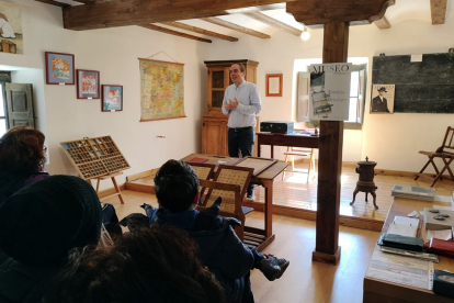 Alberto Conejero presentó el acto que realizó el equipo de 'El mar' en la Escuela de Bañuelos de Bureba. DARÍO GONZALO