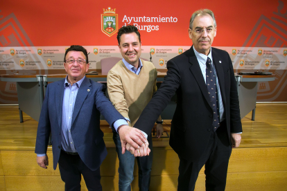 Rodrigo Santidrián, Daniel de la Rosa y Miguel Ángel Benavente tras renovar el acuerdo. TOMÁS ALONSO