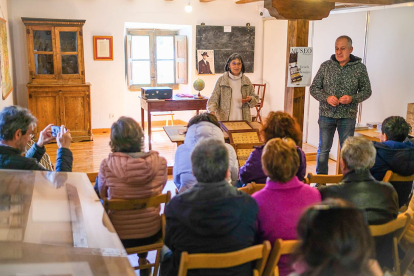 Ascensión Rojas y Javier González, de la asociación Escuela Benaiges, recibieron al grupo teatral y a los visitantes. SERGI BERNAL