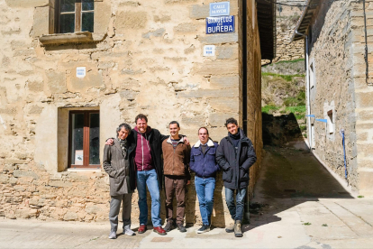 Albert Coma, Sergi Bernal, Xavier Bobés, Alberto Conejero y Sergi Torrecilla, junto a la Escuela de Bañuelos. BEATRIZ JIMÉNEZ