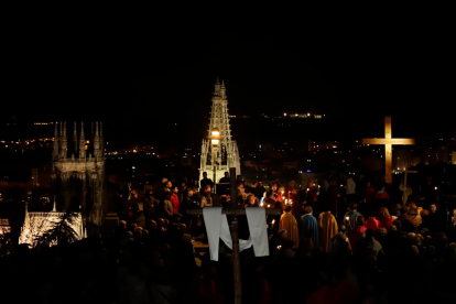 Vía Crucis Penintencial en la ladera del Castillo que parte de la Iglesia Parroquial de San Esteban. La imagen se cuelga el mismo día por la noche. CÉSAR CALVO