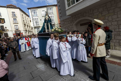 Los costaleros sí forman parte de la Real Hermandad de la Sangre del Cristo de Burgos y Nuestra Señora de los Dolores. FOTOS: © ECB / SANTI OTERO
