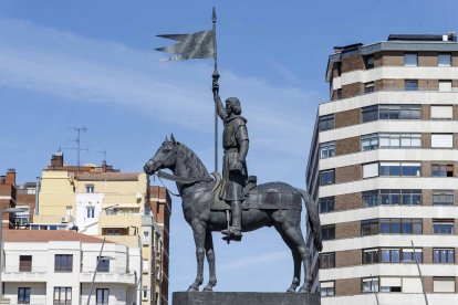 Estatua de Diego Porcelos en la plaza de Santa Teresa. SANTI OTERO