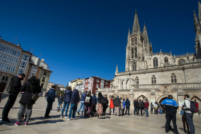 Cola de turistas en la Catedral de Burgos el último día de Semana Santa del año pasado. TOMÁS ALONSO