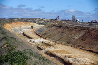 Obras del ramal ferroviario entre el puerto seco de Villafría y la fábrica de Kronospan. TOMÁS ALONSO