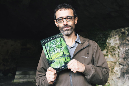 Ibon Martín, con su última novela, 'El ladrón de rostros'. GORKA NALDA
