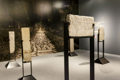 Las seis estelas romanas del Siglo I y II salen por primera vez del Museo de Córdoba. SANTI OTERO