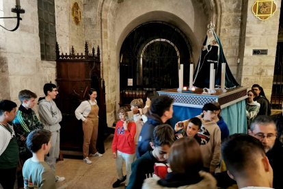 Ensayos en el interior de la Parroquia de San Gil de los costaleros infantiles de la Virgen del Socorro.