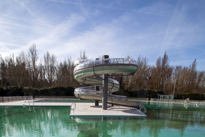 Así luce la piscina familiar de las instalaciones de verano de El Plantío tras la inversión de 2,6 millones de euros. TOMÁS ALONSO