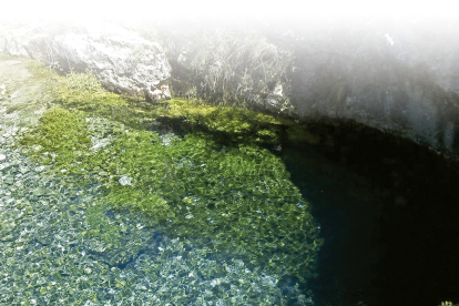 El pozo azul, que pronto recibirá en sus profundidades el Belén, es uno de los rincones más bellos de la provincia y también un fenómeno sin igual en el mundo por las dimensiones de la galería sumergida. ECB