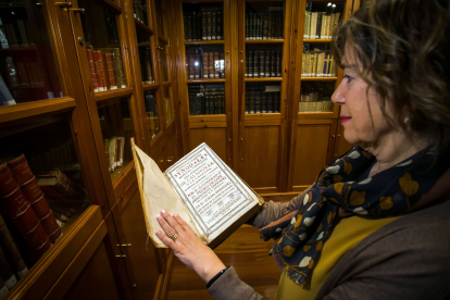 La directora, María Luz García Parra, muestra una de las joyas de la Biblioteca Histórica del Instituto López de Mendoza. TOMÁS ALONSO