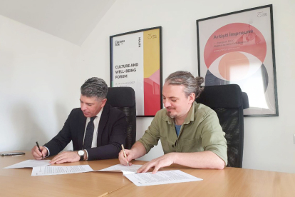 El vicealcalde y presidente de Promueve, Vicente Marañón, y el director del Centro Cultural de Cluj, Stefan Teisanu, firman en Rumanía un compromiso sobre el proyecto de Burgos Capital Europea de la Cultura 2031