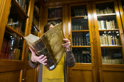La Biblioteca Histórica del Mendoza tiene 1.500 libros y entre los más antiguos figuran inscripciones de las normas de funcionamiento y decoro del centro de siglo XVI. TOMÁS ALONSO
