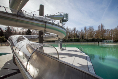 Así luce la piscina familiar de las instalaciones de verano de El Plantío tras la inversión de 2,6 millones de euros. TOMÁS ALONSO